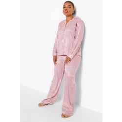 Plus - Ensemble De Pyjama Pantalon À Rayures Et Manches Longues En Satin - /Coquille D'Œuf - 44, /Coquille D'Œuf - boohoo - Modalova