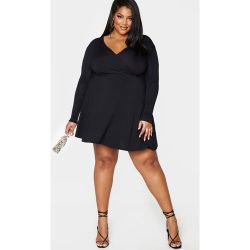 PLT Plus - Robe patineuse style portefeuille en jersey à manches longues - PrettyLittleThing - Modalova