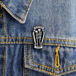 Broche de cercueil Skelton noir Vintage métal goutte huile broche personnalité sport insigne de revers - Newchic - Modalova