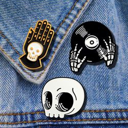 Gothique Halloween tête de crâne broches squelette main paume squelette disque broche émail sac à dos chemise Badge - Newchic - Modalova