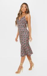 Robe mi-longue satinée imprimé fleuri à bretelle et ourlet asymétrique - PrettyLittleThing - Modalova