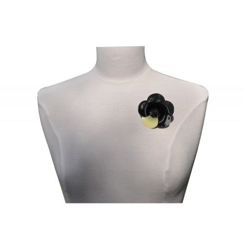 V Broche Fleur en Corne Noire et Résine Blanche - LES POULETTES BIJOUX - Modalova