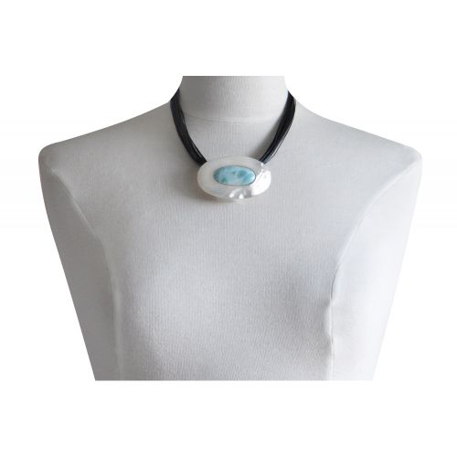 Collier Multi Liens Cuir Noir Grand Oval de Nacre et Larimar - LES POULETTES BIJOUX - Modalova