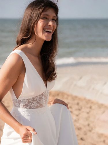 Robe de mariée Boho ivoire dentelle A-ligne balayage taille surélevée sans manches robe de mariée col en V - milanoo.com - Modalova
