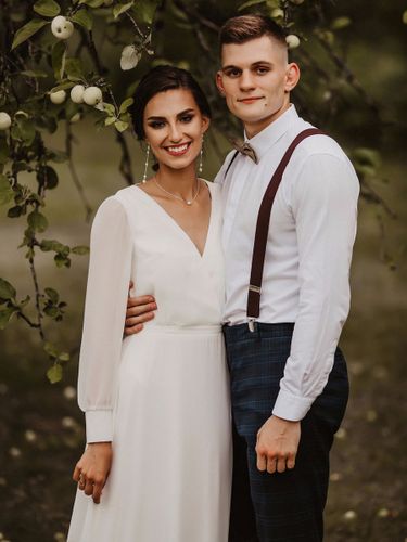 Robe de mariée simple col v manche longue à petite traîne - milanoo.com - Modalova