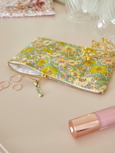 Pochette brodée en tissu Liberty - Vente Solidaire - Cyrillus - Modalova