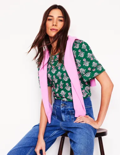 Top Mila à détails dentelle-Vert pelouse, motif Pansy Stamp - Boden - Modalova