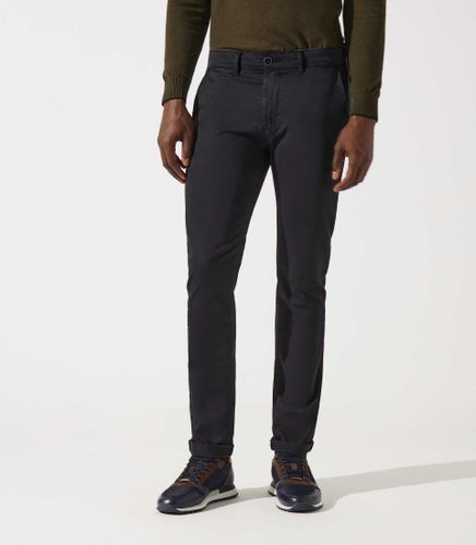 Pantalon chino satin VANAMABT - IZAC - Modalova