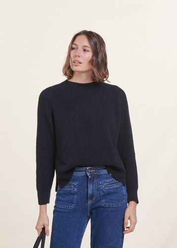 Pull bleu marine encolure ronde en maille côtes perlées - La Fée Maraboutée - Modalova