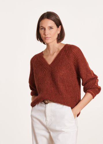 Pull terracotta encolure V avec maille irisée - La Fée Maraboutée - Modalova