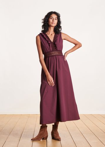 Robe longue aubergine sans manches en coton avec dentelle - La Fée Maraboutée - Modalova