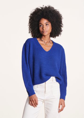 Pull bleu court col V - La Fée Maraboutée - Modalova