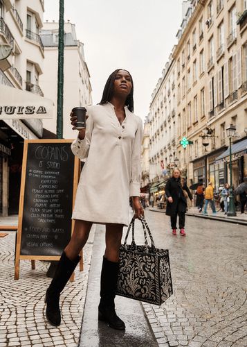 Robe courte droite écrue en velours - La Fée Maraboutée - Modalova