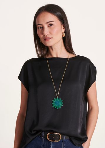 Collier pendentif fleur bleu et vert avec perles - La Fée Maraboutée - Modalova