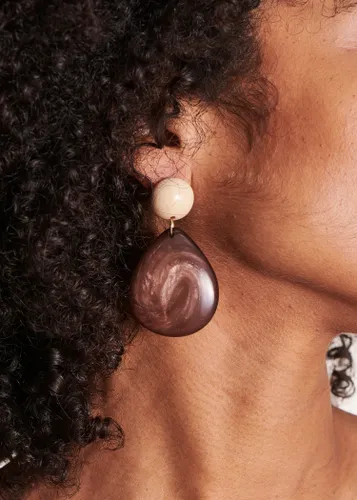 Boucles d'oreilles pendantes en résine marron et blanc - La Fée Maraboutée - Modalova