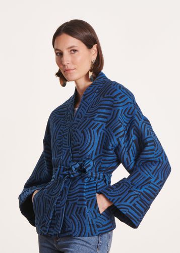 Manteau court ceinturé en jacquard bleu - La Fée Maraboutée - Modalova
