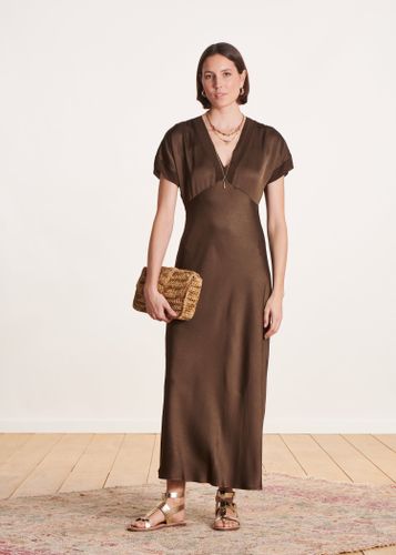 Robe longue cintrée marron en satin - La Fée Maraboutée - Modalova