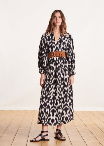 Robe longue fluide à imprimé et blanc manches longues - La Fée Maraboutée - Modalova