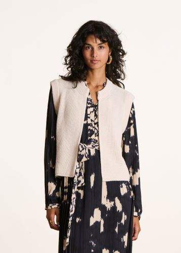 Gilet court sans manches en côtes perlées écru - La Fée Maraboutée - Modalova