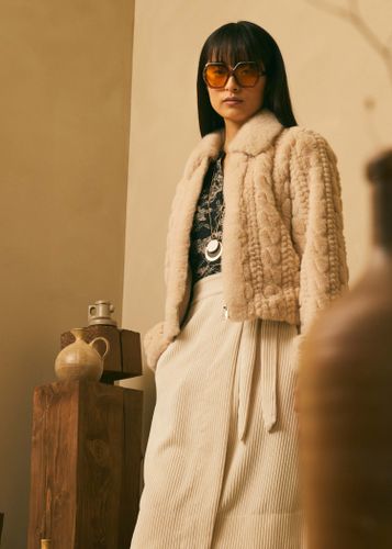 Manteau court écru en fausse fourrure - La Fée Maraboutée - Modalova