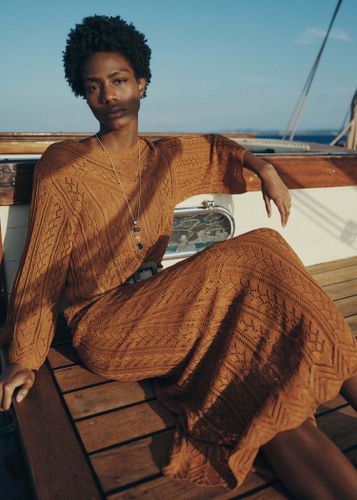 Pull court marron en maille fine ajourée - La Fée Maraboutée - Modalova