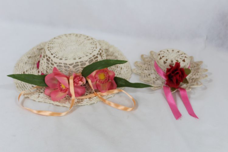 Ensemble chapeaux en crochet avec fleurs roses et rouges - Label Emmaus - Modalova