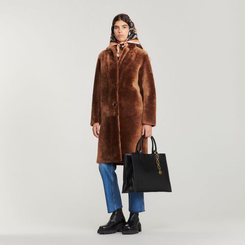 Manteau mi-long en peau lainée - Sandro Paris - Modalova