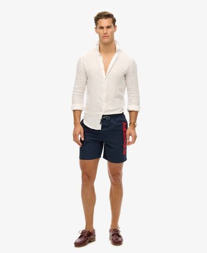 Herren 17" Badeshorts aus Recyceltem Material mit Sportgrafik, Größe: L - Superdry - Modalova