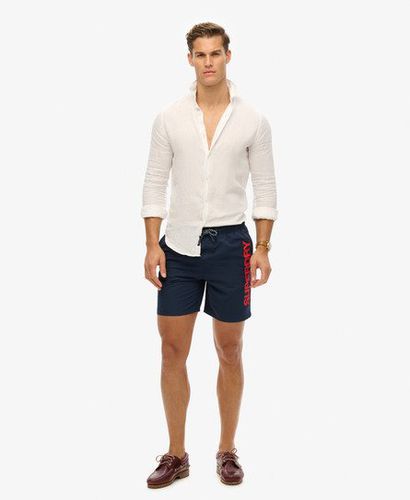 Herren 17" Badeshorts aus Recyceltem Material mit Sportgrafik, Größe: L - Xmas deals - Superdry - Modalova