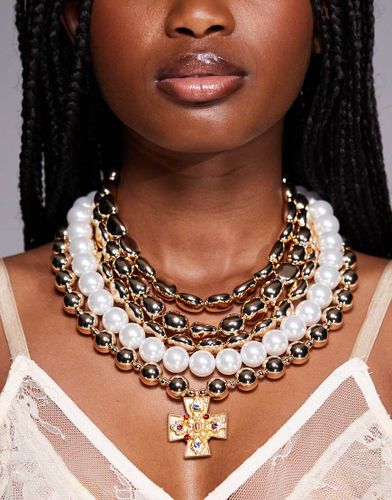 Collier de perles multirangs imposant avec pendentif croix - 8 Other Reasons - Modalova