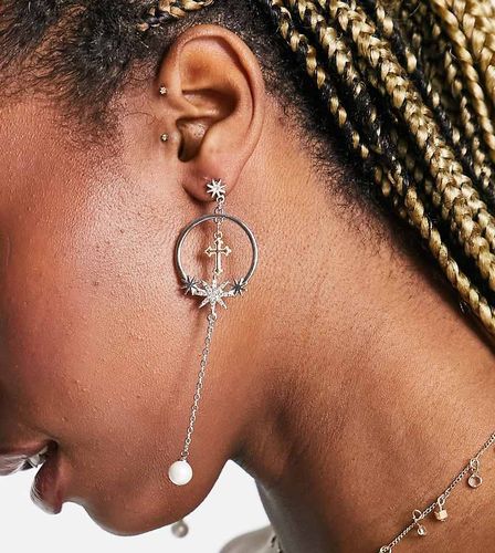 Sinner - Boucles d'oreilles avec croix et pendant perle - 8 Other Reasons - Modalova