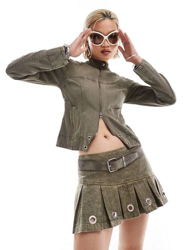 Mini-jupe d'ensemble plissée avec aillets à délavage huilé - Collusion - Modalova