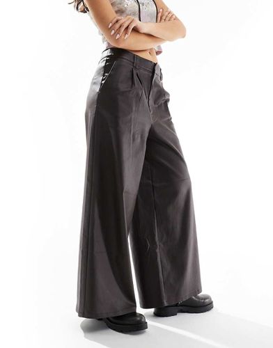 Pantalon large enduit - Marron - Collusion - Modalova