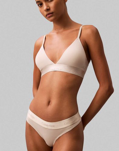 Modern Cotton - String avec bande à logo métallisée - Crème - Calvin Klein - Modalova