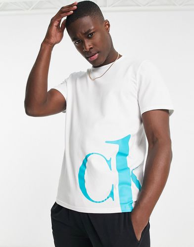 CK1 - T-shirt confort à imprimé graphique - Calvin Klein - Modalova