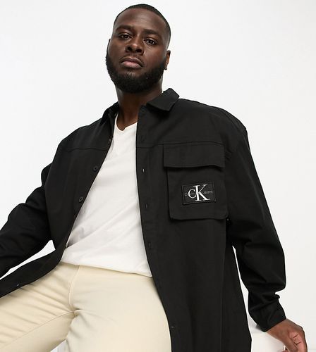 Big & Tall - Surchemise utilitaire avec poche à logo - Noir - Calvin Klein Jeans - Modalova