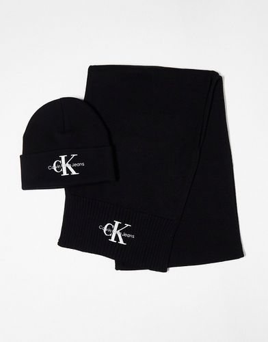 Coffret cadeau avec bonnet à logo monogramme - Calvin Klein Jeans - Modalova
