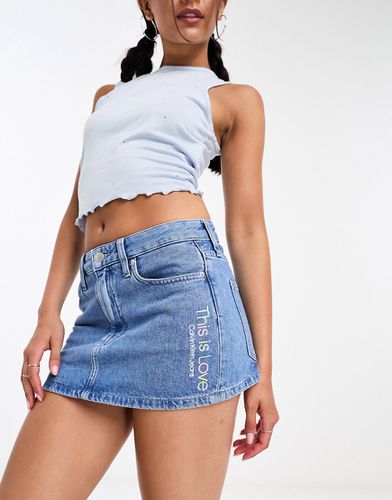 Pride - Mini-jupe ultra courte en jean - clair délavé - Calvin Klein Jeans - Modalova