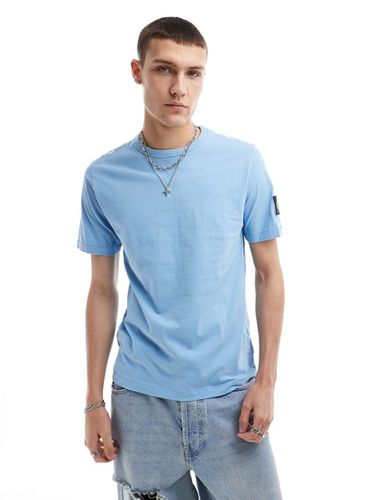 T-shirt coupe classique avec écusson - Calvin Klein Jeans - Modalova