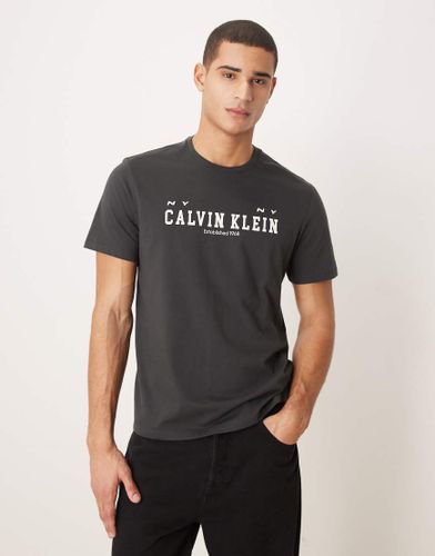 T-shirt à imprimé style universitaire - Calvin Klein Jeans - Modalova