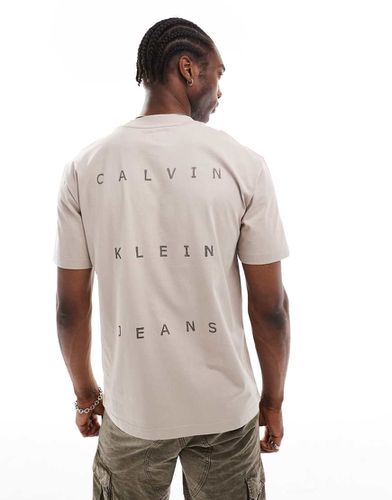 T-shirt décontracté avec imprimé au dos - Beige - Calvin Klein Jeans - Modalova