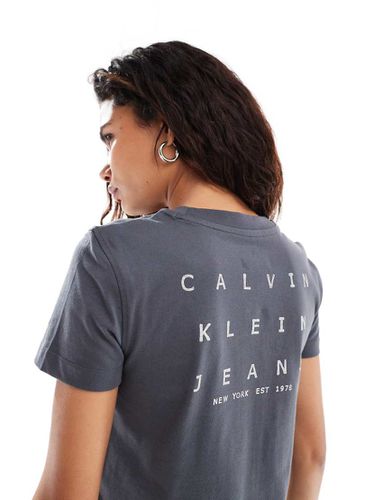 T-shirt effet rétréci avec imprimé dans le dos - délavé - Calvin Klein Jeans - Modalova