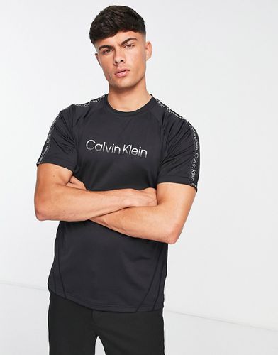 Performance - T-shirt avec logo sur la poitrine - Calvin Klein - Modalova