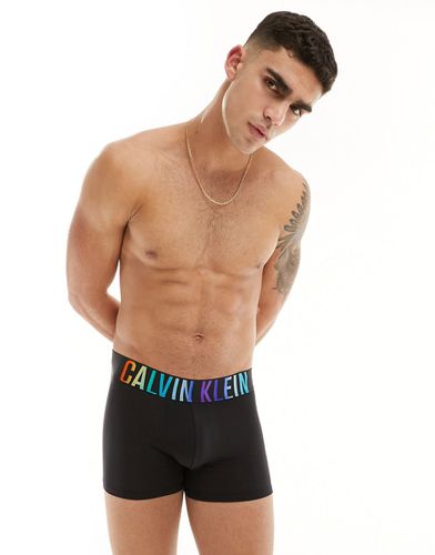 Pride - Boxer stretch en coton avec logo arc-en-ciel - Calvin Klein - Modalova