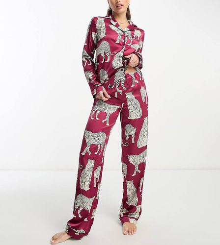 Tall - Ensemble pyjama avec haut à col à revers et pantalon en satin de qualité supérieure - Imprimé léopard lie-de-vin - Chelsea Peers - Modalova