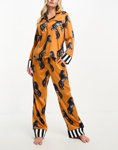 Ensemble de pyjama avec pantalon et top boutonné à ourlet rayé en satin imprimé cheval - Chelsea Peers - Modalova