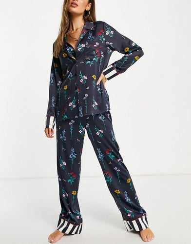 Ensemble pyjama avec top et pantalon en satin de qualité supérieure avec revers rayés contrastants - Bleu imprimé fleuri - Chelsea Peers - Modalova