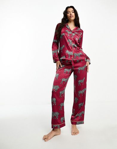 Pyjama de Noël effet satiné à imprimé zébrures avec pantalon et top boutonné - Bordeaux - Chelsea Peers - Modalova