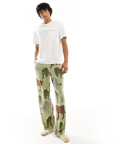 Pyjama t-shirt et pantalon à imprimé léopard - Kaki - Chelsea Peers - Modalova