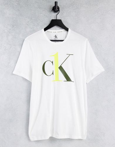 CK One - T-shirt ras de cou à grand logo - Calvin Klein - Modalova